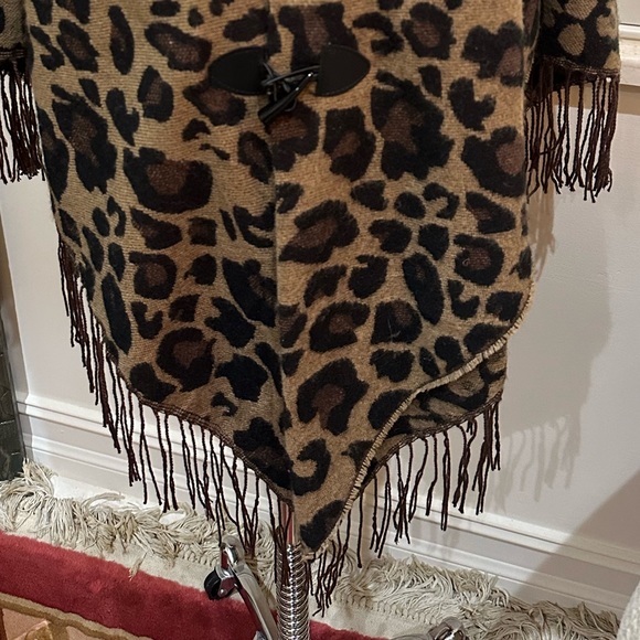 Women’s animal print fringed cape - Picture 4 of 5